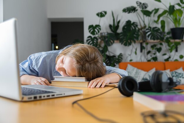 adolescente stanco della scuola a casa