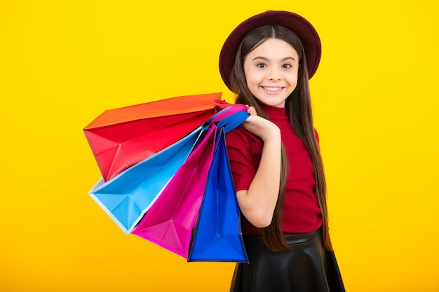 Adolescente tenere shopping bag godendo la vendita Ragazza del bambino è pronta per andare a fare shopping Ritratto felice dell'adolescente Ragazza sorridente