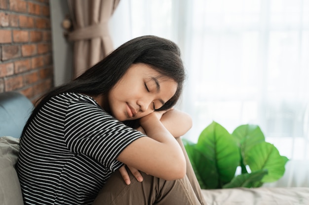 Adolescente triste che si siede sul letto