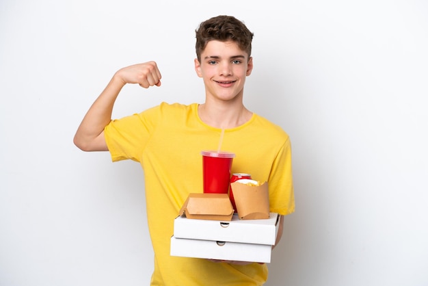 Adolescente uomo russo azienda fast food isolato su sfondo bianco facendo un forte gesto