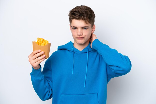 Adolescente uomo russo con patate fritte isolate su sfondo bianco con dubbi