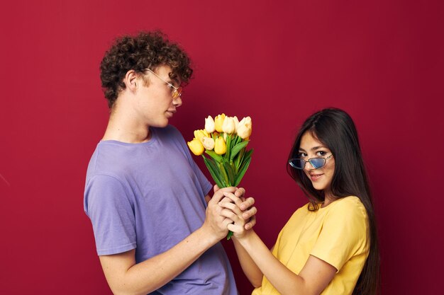 Adolescenti bouquet di fiori regalo romanticismo sfondo isolato inalterato