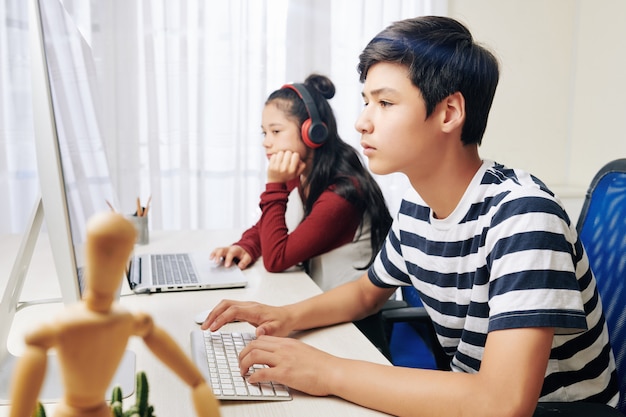 Adolescenti che lavorano sui computer