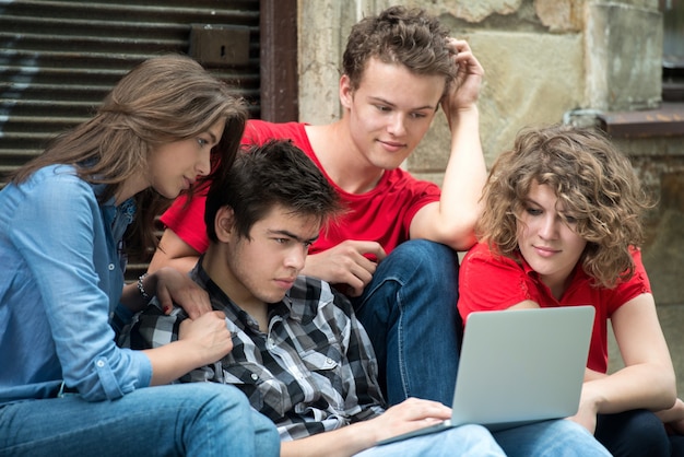 Adolescenti che leggono su un tablet PC