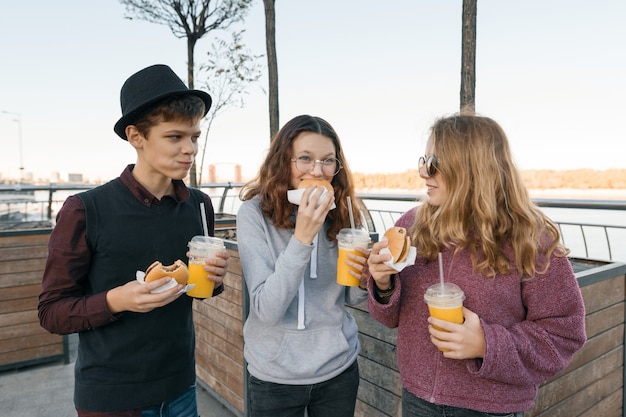 Adolescenti che mangiano cibo di strada