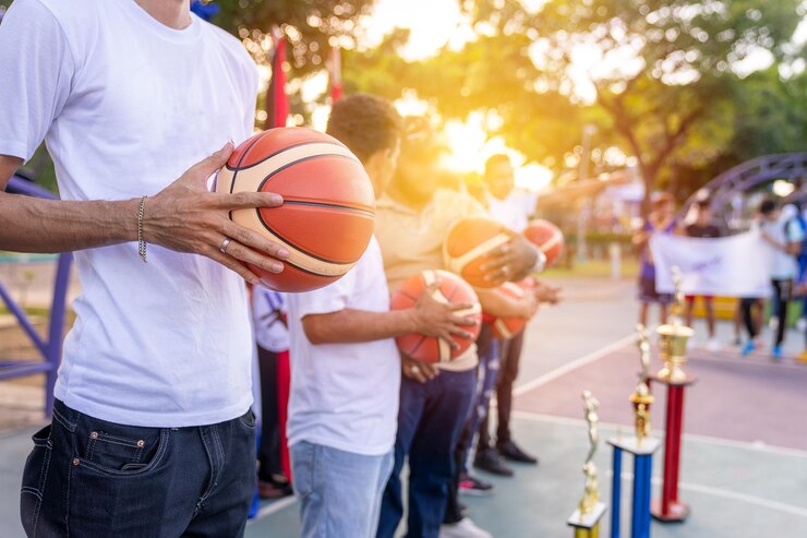 Adolescenti che organizzano un torneo di basket fulmineo in un parco pubblico in Nicaragua America Centrale America Latina
