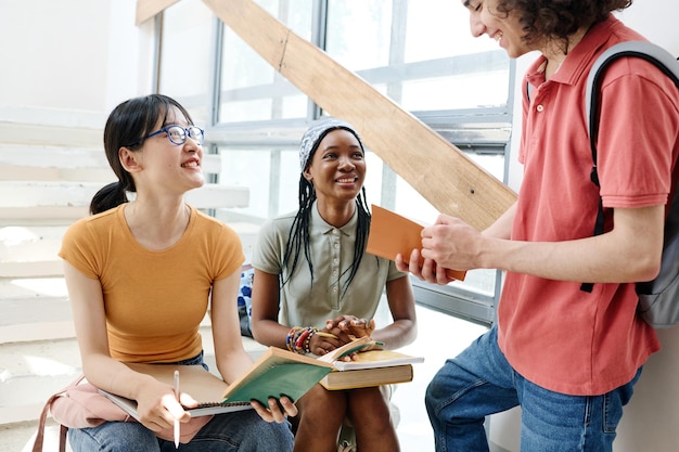 Adolescenti che si preparano insieme per gli esami