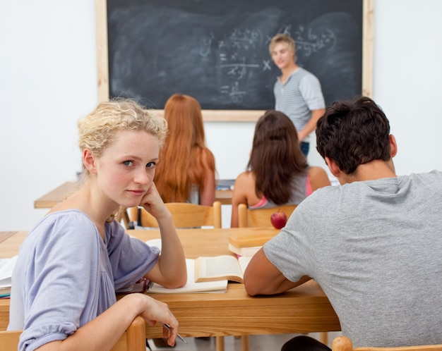 Adolescenti che studiano insieme in una classe