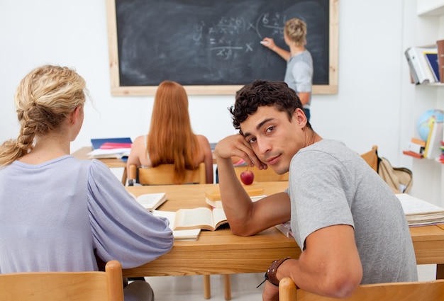 Adolescenti che studiano insieme in una classe