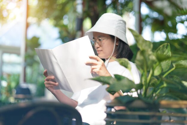 adolescenti che tengono e leggono un libro o una rivista in giardino