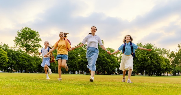 Adolescenti che vanno a scuola