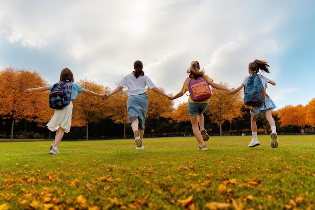 Adolescenti che vanno a scuola