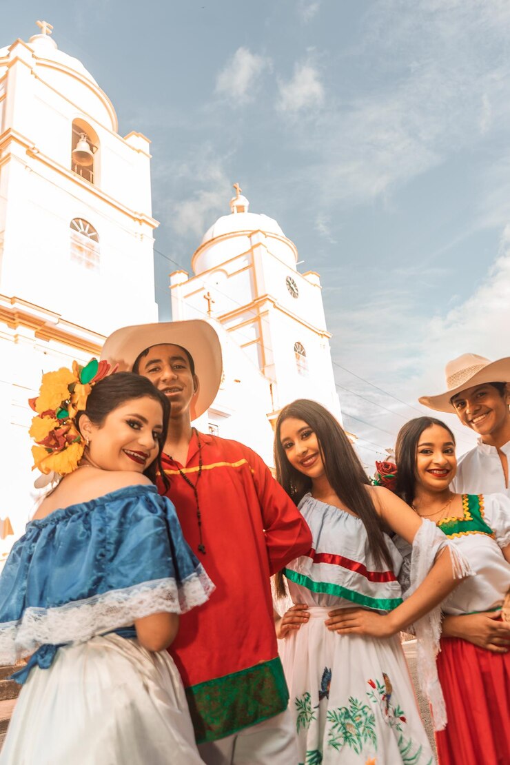 Adolescenti con abiti tradizionali latinoamericani con sullo sfondo la chiesa cattedrale di Jinotega