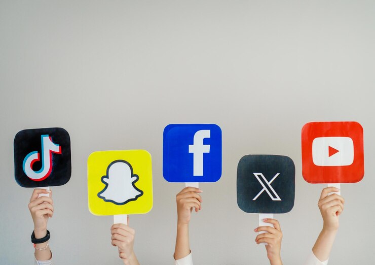Adolescenti con cartelli con i logo di social network famosi e popolari