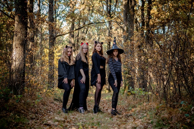 Adolescenti in costumi di Halloween nei boschi