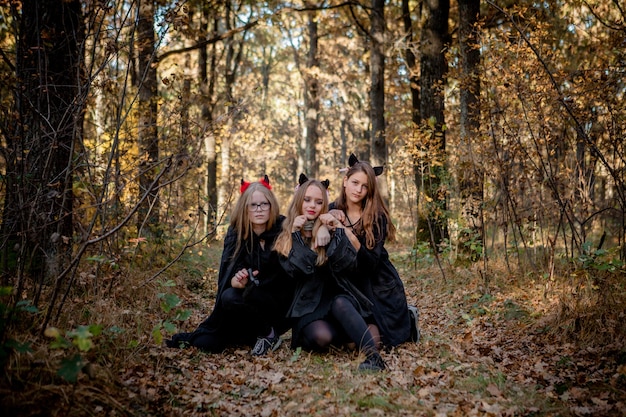 Adolescenti in costumi di Halloween nel bosco.