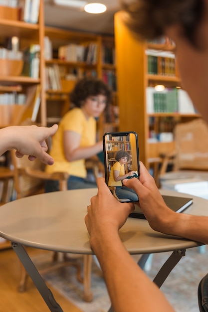 Adolescenti irriconoscibili che prendono immagine di studiare compagno di classe