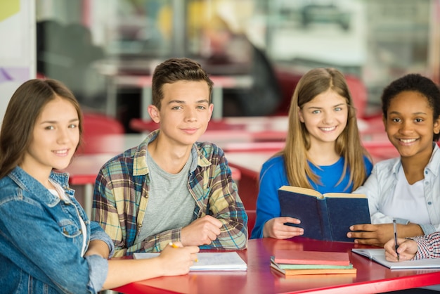 Adolescenti seduti al tavolo