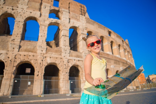 Adorabile bambina attiva con mappa