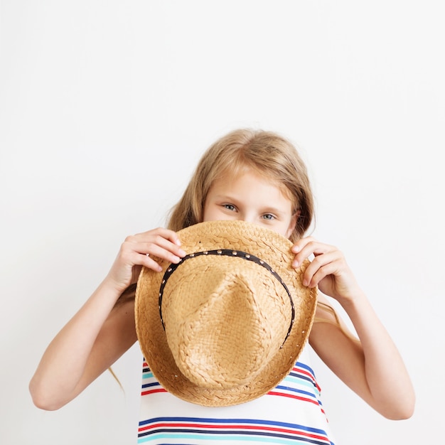 Adorabile bambina con cappello di paglia