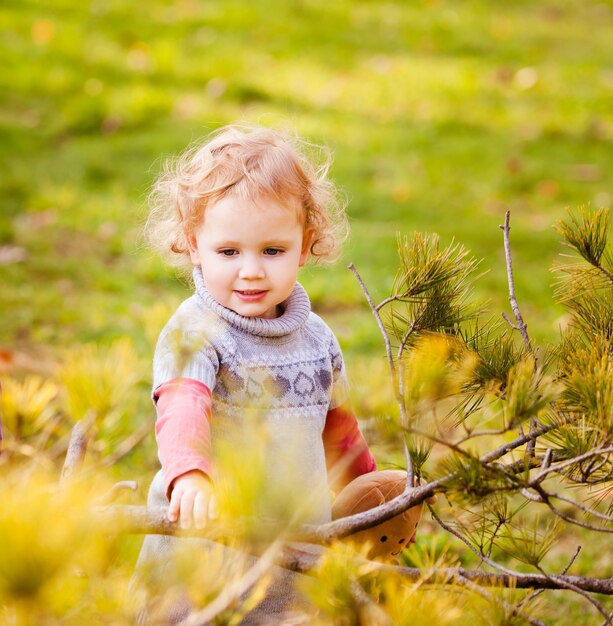 Adorabile bambina con foglie d'autunno