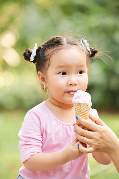 Adorabile bambina con gelato