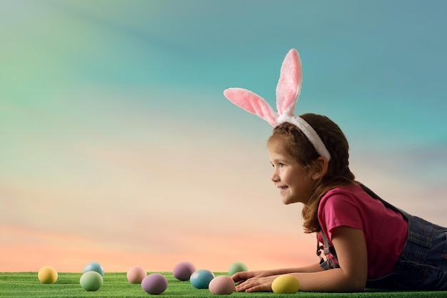 Adorabile bambina con orecchie da coniglio il giorno di Pasqua