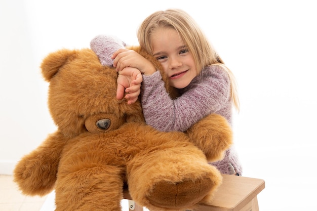 Adorabile bambina con orsacchiotto rosso