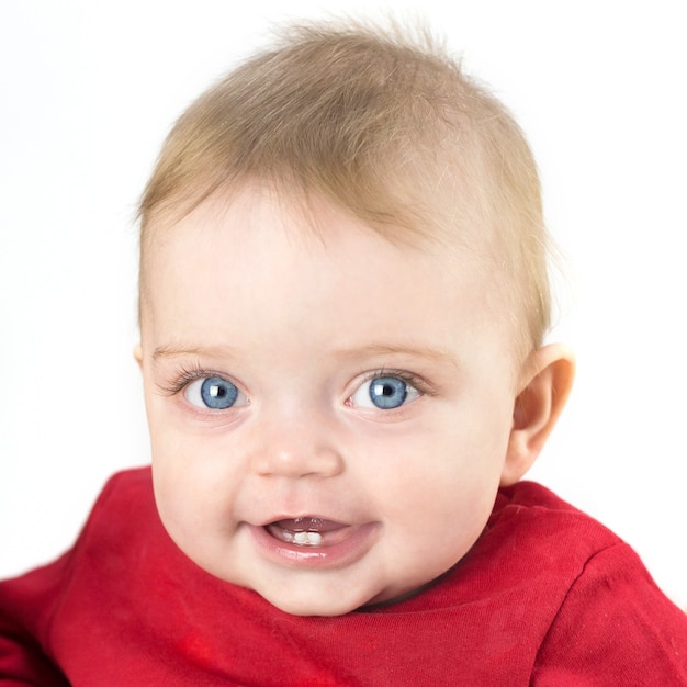 Adorabile bambina con piyama rosso su sfondo bianco