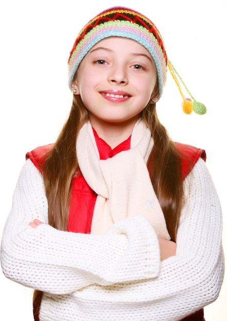 Adorabile bambina con vestiti per l'inverno