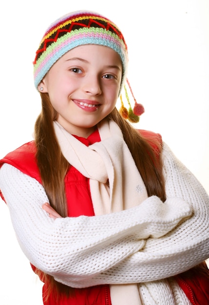 Adorabile bambina con vestiti per l'inverno