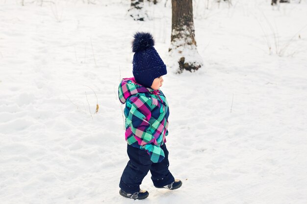 Adorabile bambina divertirsi il giorno d'inverno.