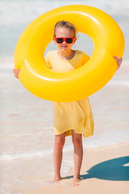 Adorabile bambina divertirsi sulla spiaggia