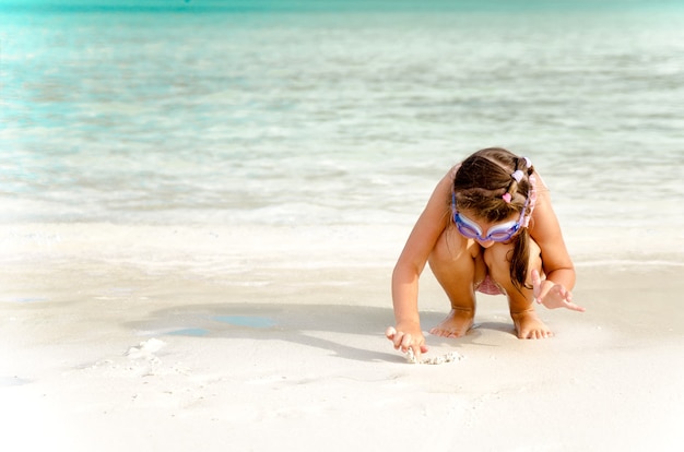 Adorabile bambina divertirsi sulla spiaggia