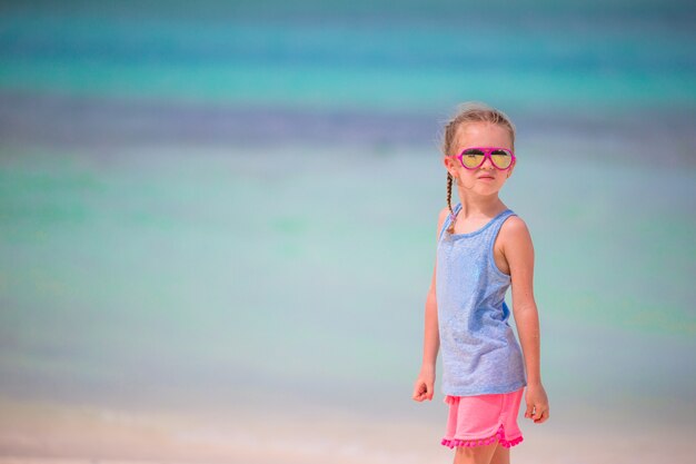 Adorabile bambina durante le vacanze al mare divertendosi