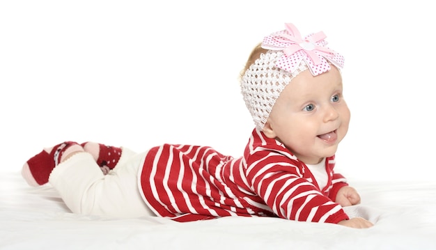 Adorabile bambina in abiti carini su sfondo bianco