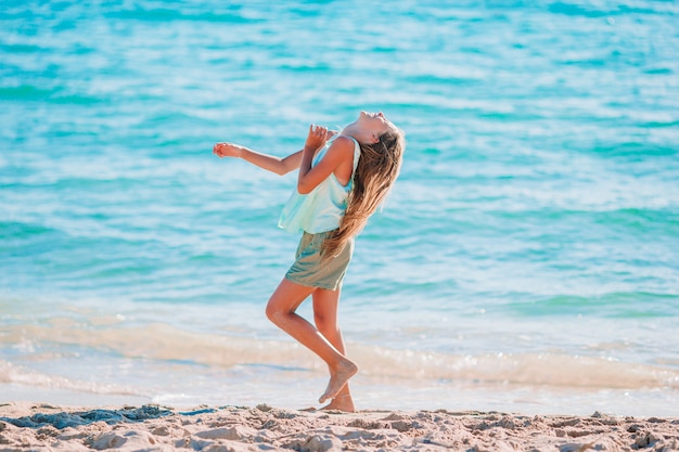 Adorabile bambina in spiaggia durante le vacanze estive