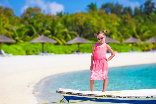 Adorabile bambina in spiaggia durante le vacanze estive