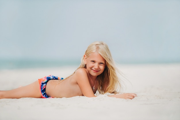 Adorabile bambina in spiaggia durante le vacanze estive.