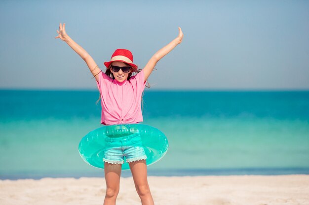 Adorabile bambina in spiaggia per le sue vacanze estive