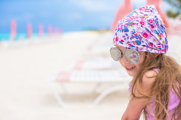 Adorabile bambina in spiaggia