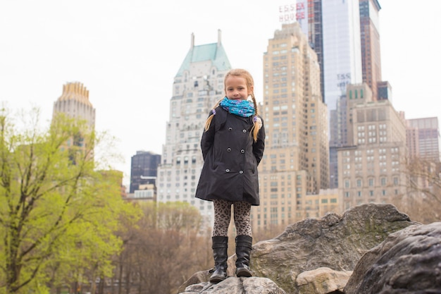 Adorabile bambina nel Central Park di New York City