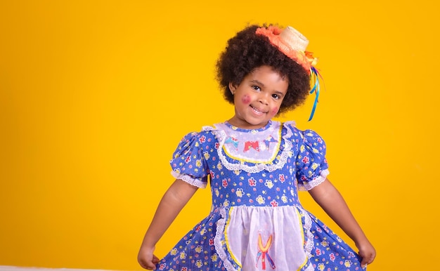 Adorabile bambina nera vestita con abiti da festa di giugno