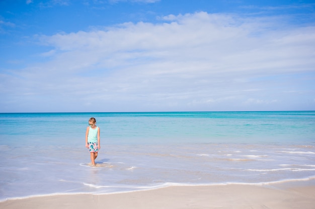 Adorabile bambina sulla spiaggia