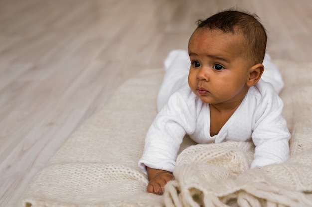 Adorabile bambino afroamericano alla ricerca. Persone di colore.