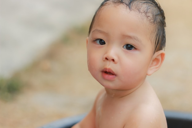 Adorabile bambino asiatico dai capelli neri