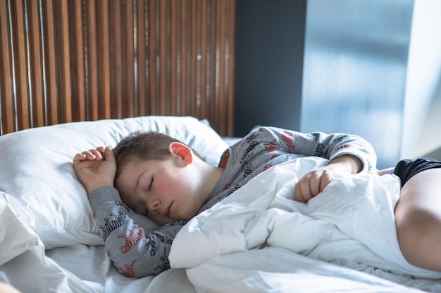 Adorabile bambino che dorme nel letto Dolce bambino che sogna pacificamente a casa