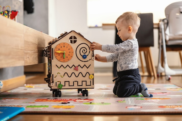 Adorabile bambino che gioca a giochi interattivi per un buon sviluppo a casa.