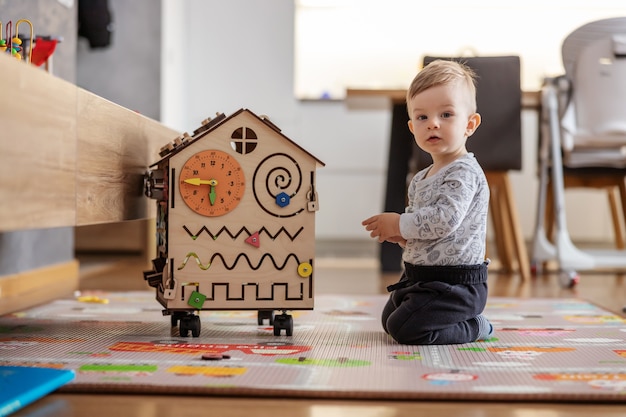 Adorabile bambino che gioca a giochi interattivi per un buon sviluppo a casa.