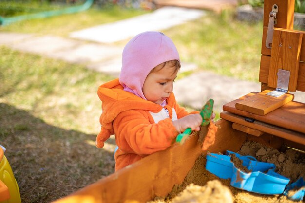 Adorabile bambino che gioca nella sandbox bambino carino in pigiama di volpe gioca nella sabbia ritratto di a